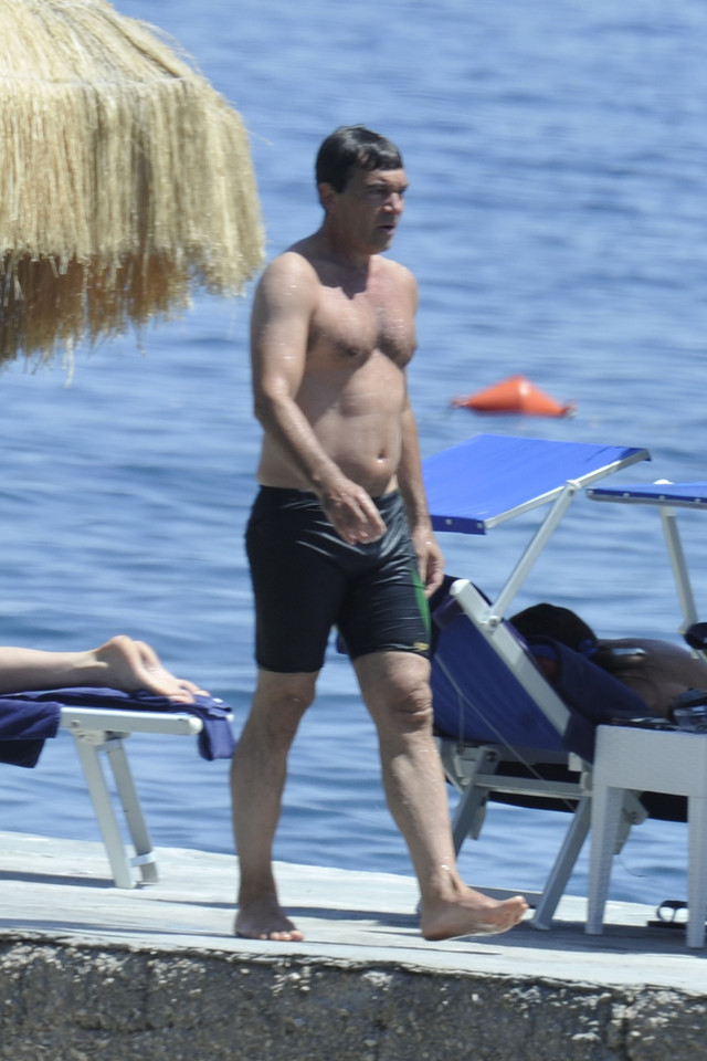 Antonio Banderas zabrał dziewczynę na plażę