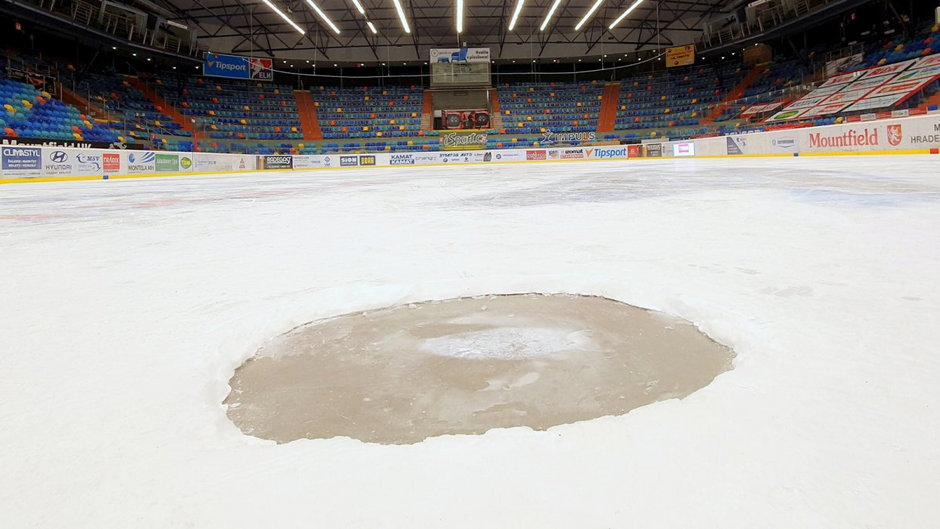 Dziura w lodzie uniemożliwiła rozegranie meczu