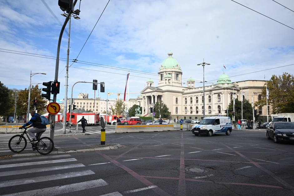 Ugašen požar ispred Skupštine