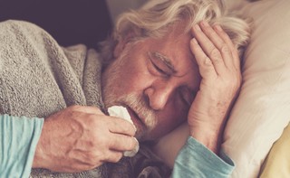 Opieka nad chorym rodzicem. Jak otrzymać zwolnienie od pracy i zasiłek