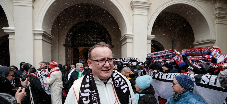 Karol Nawrocki wybrał kapelana. "Fotografuje się z kibolami-przestępcami"