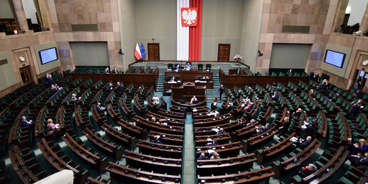 Zjednoczona Prawica zyskuje, ale to jeszcze za mało, żeby rządzić samodzielnie. 