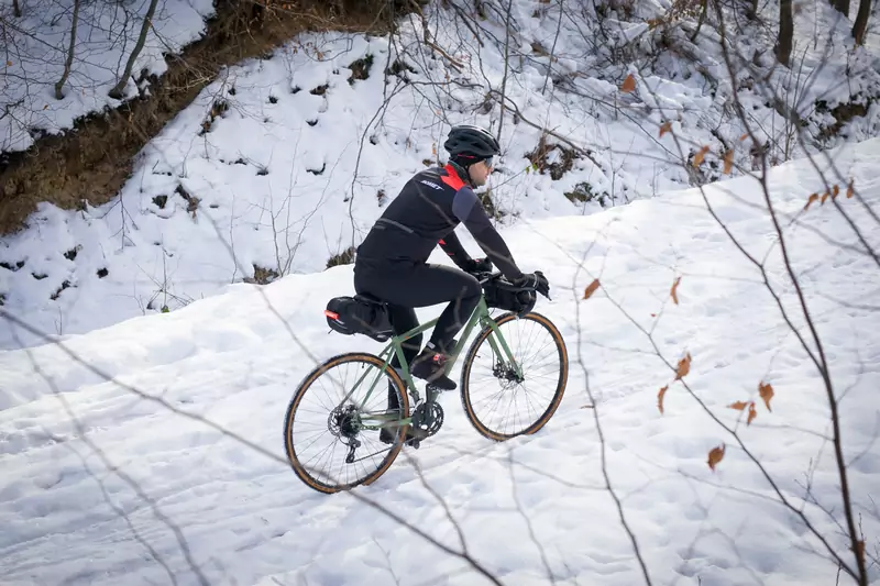 5 proc. Polaków i Polek przygotowuje się do jazdy rowerem zimą poprzez chłodne prysznice i morsowanie