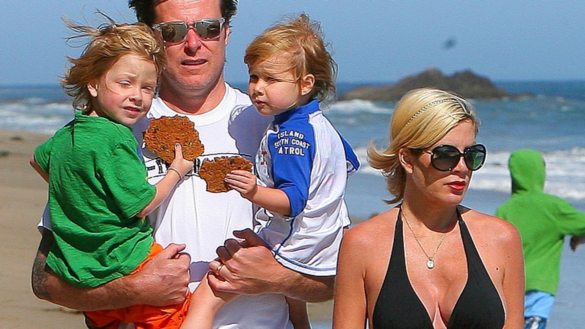 Ciężarna Tori Spelling w bikini