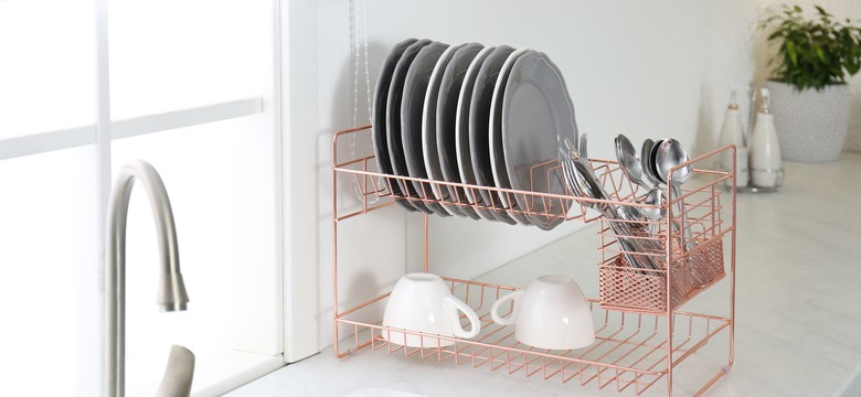 Suszarka na naczynia to już przeszłość. Użyj tego, a zachwycisz się, ile masz miejsca w kuchni
