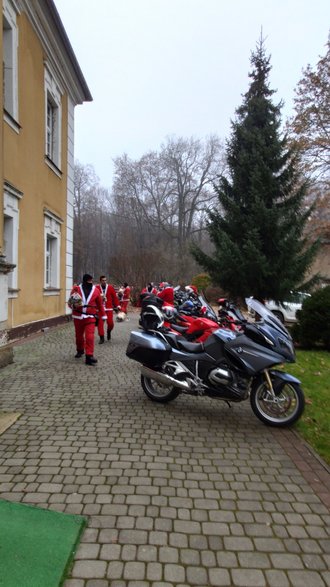 40 Mikołajów na motorach odwiedziło dzieci w Zameczku w Rudołtowicach - 03.12.2022 - autor: Zameczek Rudołtowice