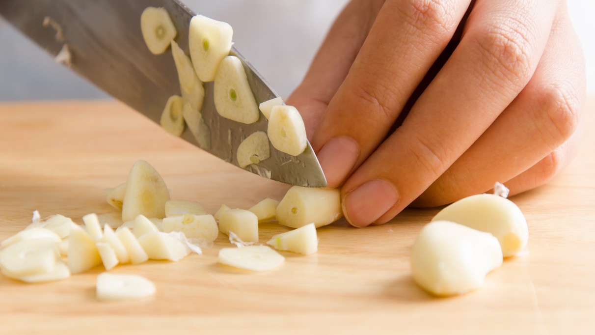 Spôsob krájania cesnaku určuje jeho chuť.