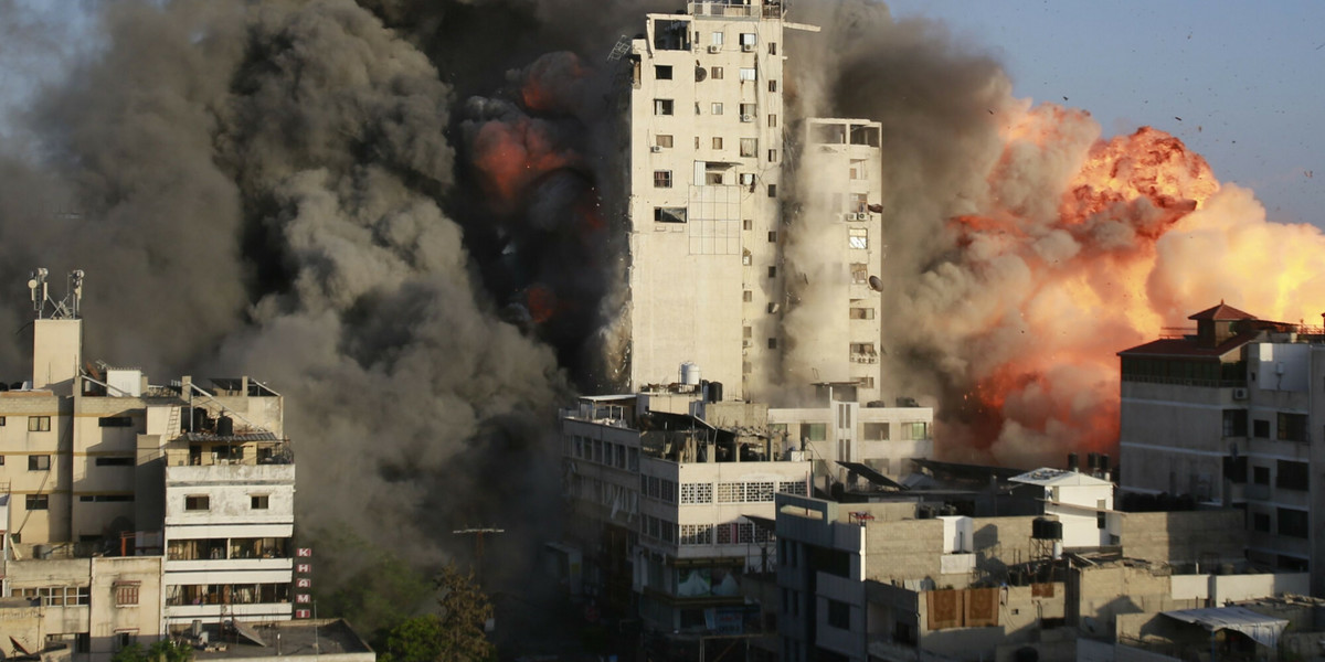 Dym i płomienie unoszą się z wieżowca zniszczonego przez izraelskie naloty