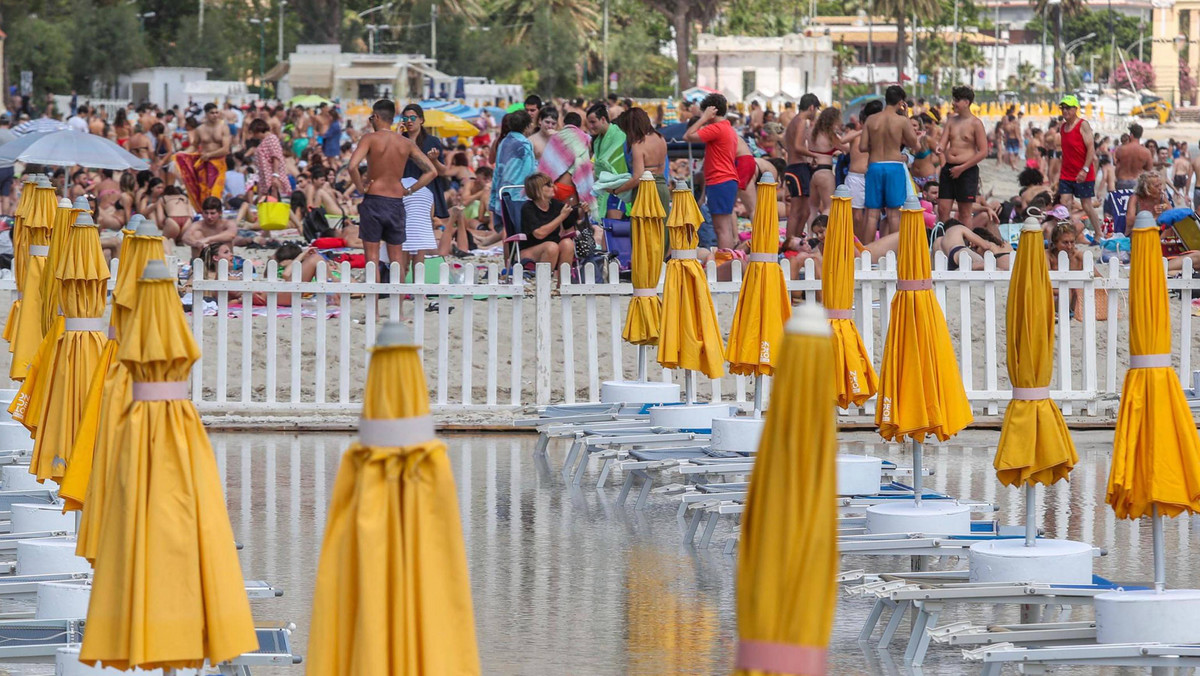 Koronawirus we Włoszech: tłumy na plażach, wzrost cen