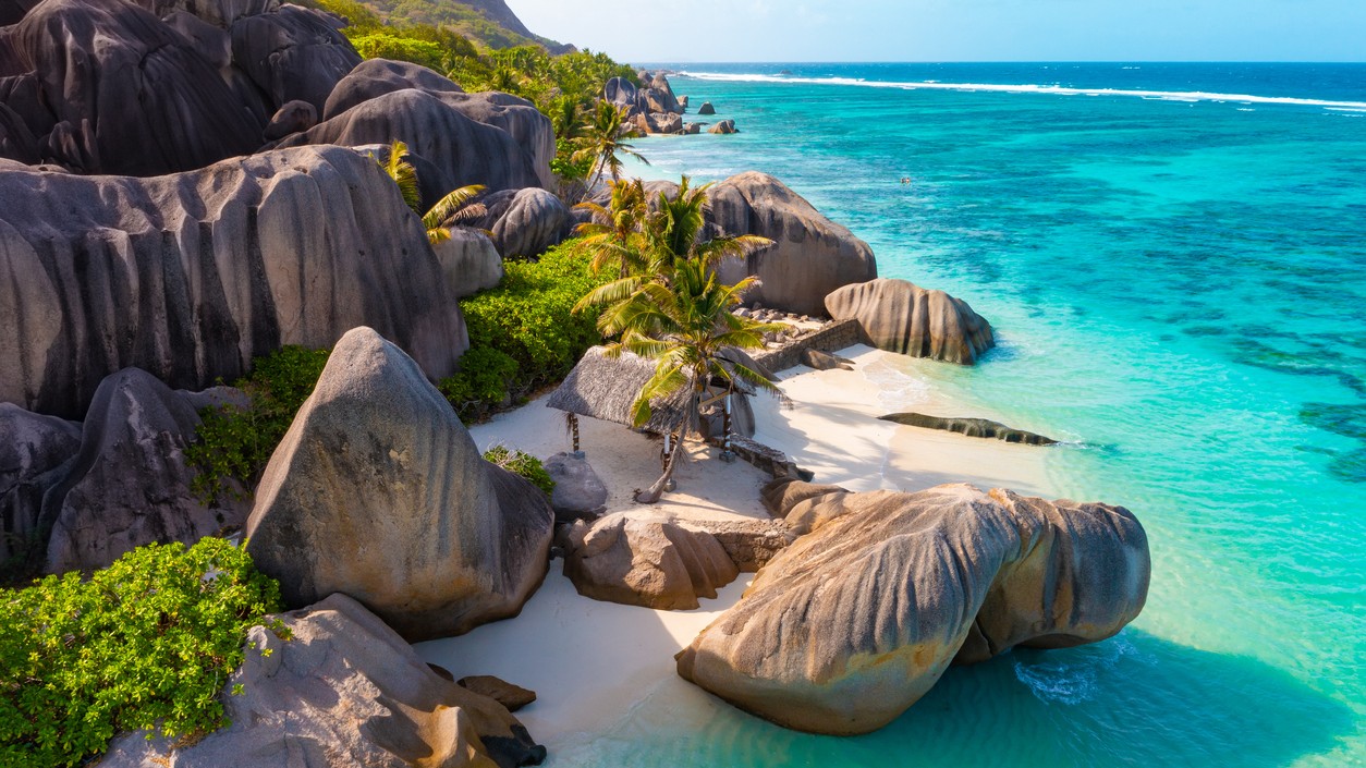 Dotyk raja na ostrove La Digue.