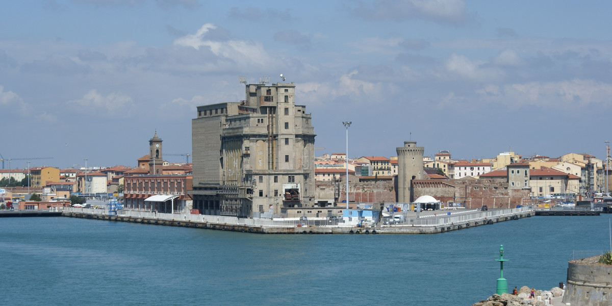 Port w Livorno stał się poligonem doświadczalnym dla wdrażania nowych technologii. Wdrożenie sieci 5G umożliwiło poprawę wymiany informacji w czasie rzeczywistym wewnątrz terminali portowych, prowadząc do ograniczenia niepotrzebnych operacji przeładunkowych.