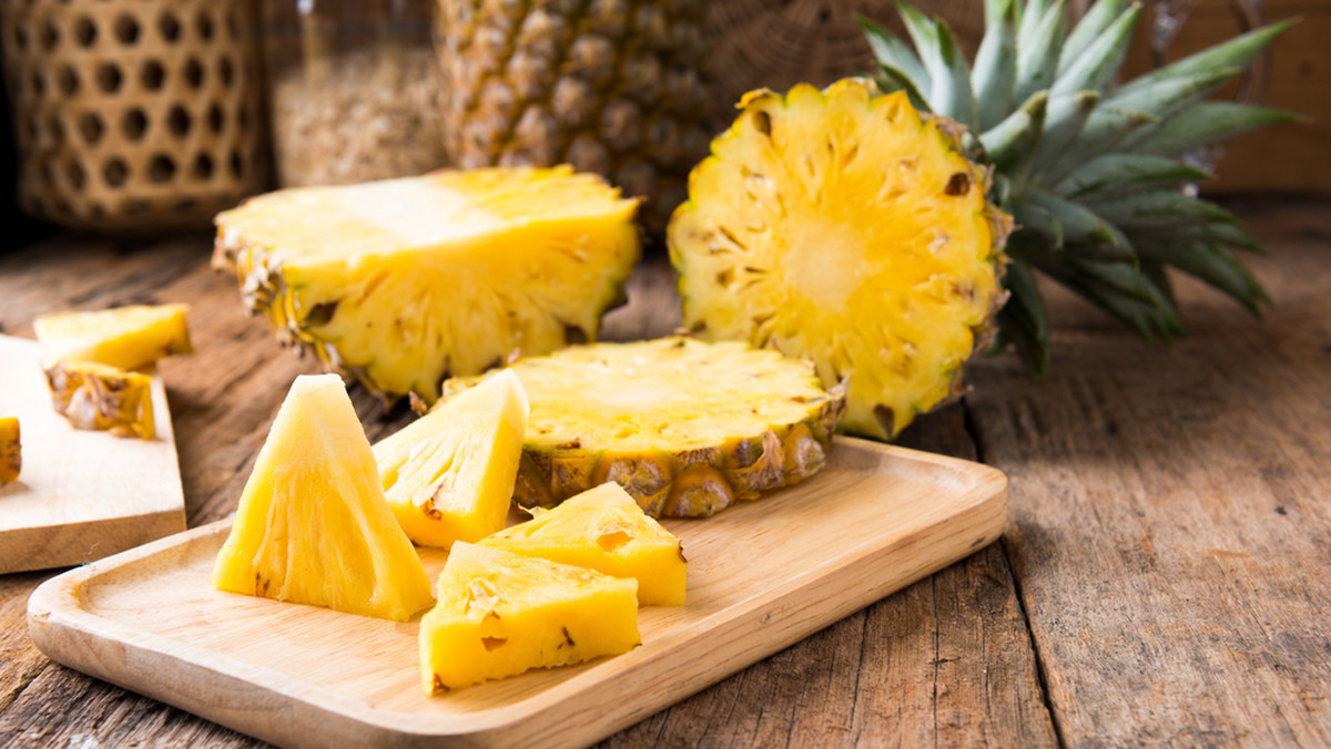 Jak pokroić ananasa i nie urobić się przy tym po pachy