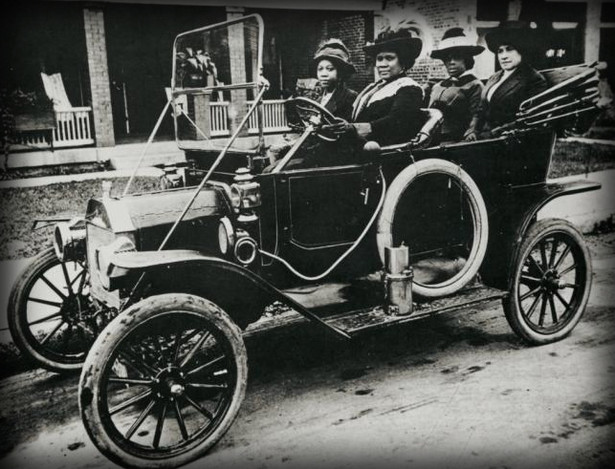 Madam C. J. Walker z przyjaciółmi w samochodzie, źródło Wikimedia.org, zdjęcie w domenie publicznej