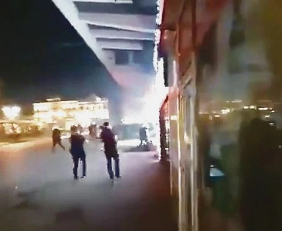 Na snimku se vidi kako više osoba urada mladića