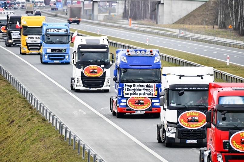 Kolumna protestujących kierowców pojazdów ciężarowych na trasie A2 w okolicach miejscowości Olesin