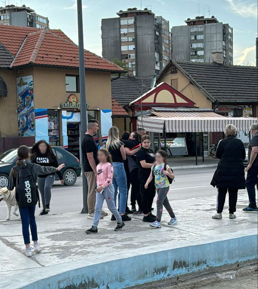 Baka i deka Danke Ilić došli na mesto gde građani odaju počast njihovoj unuci