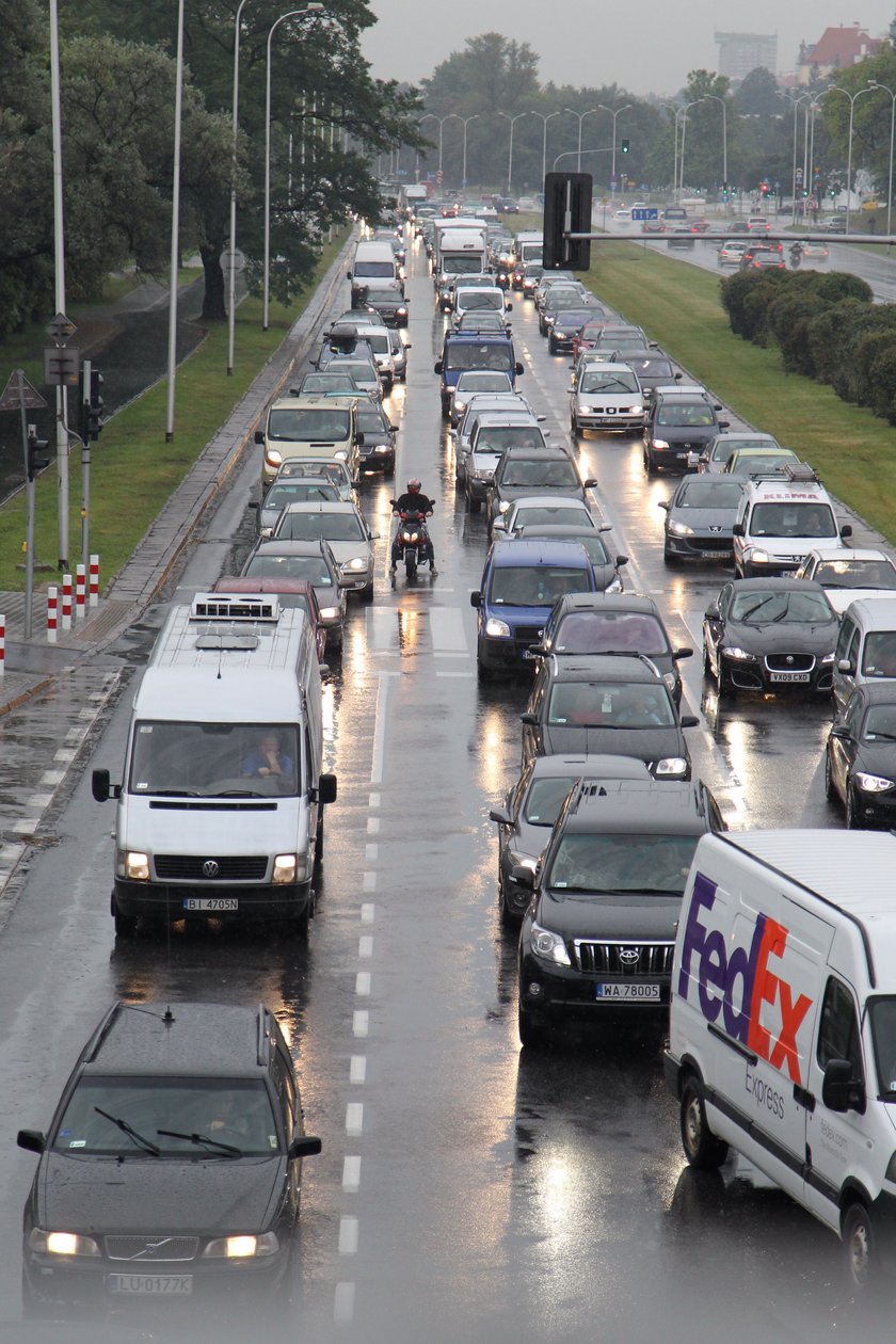 Wystarczy trochę deszczu i Warszawa stoi. Przerażające statystyki poniedziałkowej ulewy w stolicy