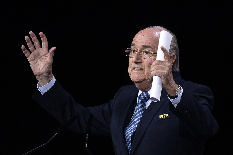 Sepp Blatter ponownie został wybrany na to stanowisko mimo, iż głosowanie przebiegało w atmosferze skandalu korupcyjnego