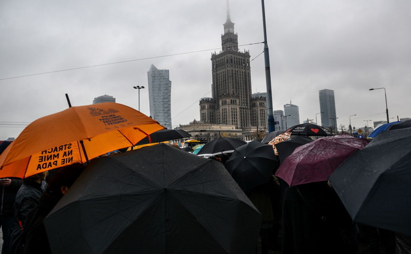 W poniedziałek odbywają się manifestacje w ramach II Ogólnopolskiego Strajku Kobiet. Zorganizowano m.in. akcję na "patelni", gdzie zbierano podpisy pod petycją w obronie praw kobiet. Zgromadziła się tam grupa ok. 100 osób, skandowano: "Mamy dość dobrej zmiany", "Chcemy doktora, nie prokuratora", trzymano napisy z hasłami: "Oprócz macicy mamy mózgi", "Decydujemy same".