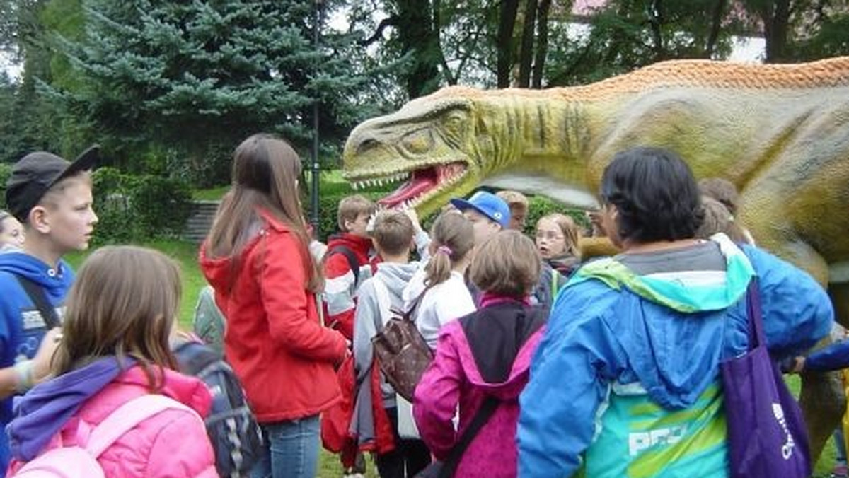 Otmuchów otworzył swój własny Dinopark. W tamtejszym Solarium - to tereny rekreacyjne od zamku w stronę jeziora - stanęły naturalnej wielkości prehistoryczne zwierzęta. Będą służyły nie tylko zabawie, ale także edukacji, bo plenerowe lekcje przyrody zapowiedziało już wiele szkół.