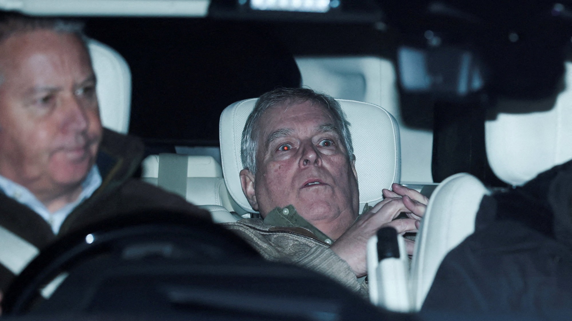 Andrew Mountbatten Windsor, mladší brat britského kráľa Karola, predtým známeho ako princ Andrew, opúšťa policajnú stanicu v Aylshame na vozidle v deň svojho zatknutia.