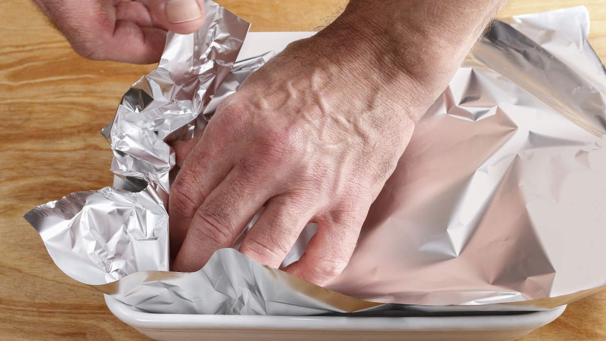 Folia aluminiowa może nam szkodzić. Mało kto zdaje sobie z tego sprawę