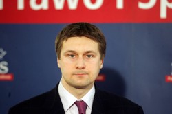 Gra w piłkę obowiązkiem posła? Polityk PiS chce pieniędzy za uraz