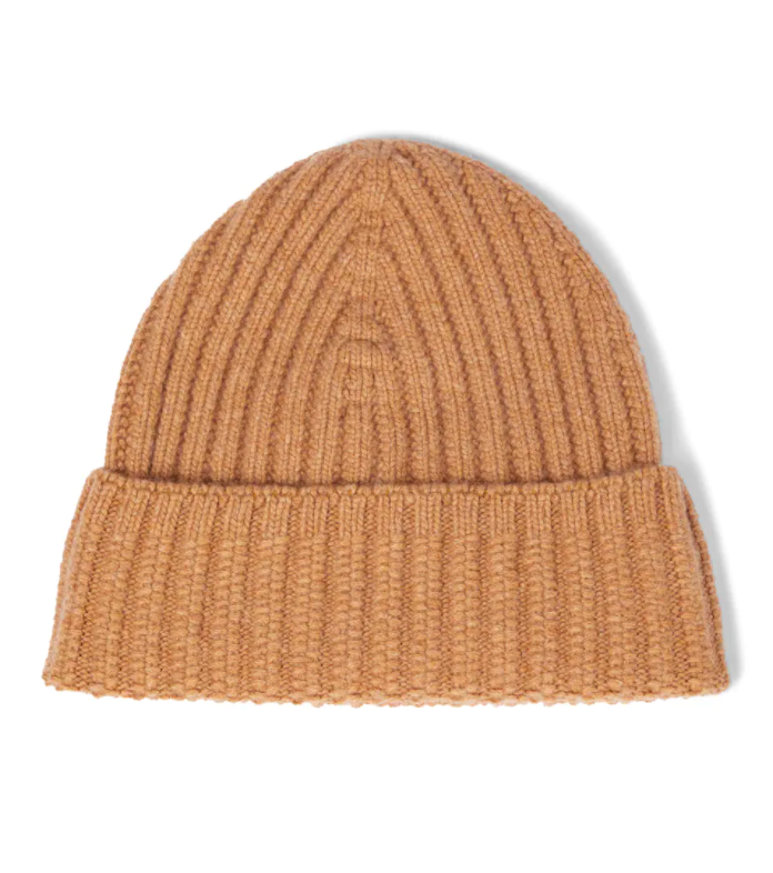 Un ton chaud et naturel pour ce bonnet en maille à côtes épaisses en cachemire de Barrie, disponible pour CHF 193 via Mytheresa. 