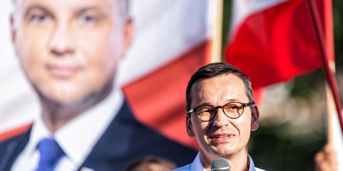 Premier Mateusz Morawiecki wylicza zagraniczne koncerny, z których usług korzysta warszawski samorząd. - Tak ma wyglądać Polska panie Rafale? - pytał szef rządu na wiecu. 