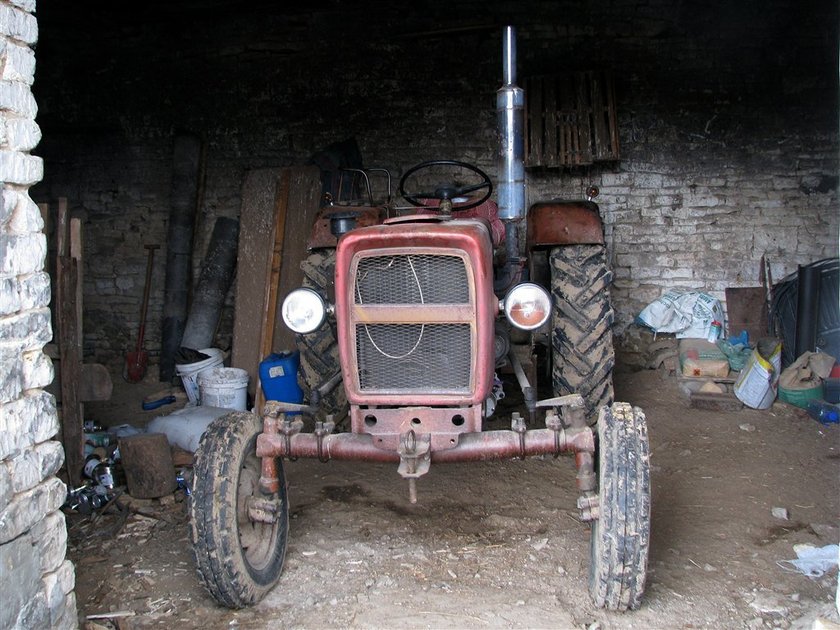 Rozjechał go traktor. Wyrwał się spod kontroli!