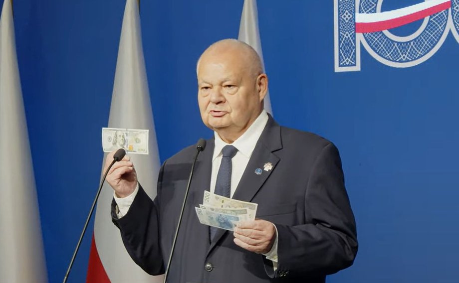 Adam Glapiński used banknotes to explain why NBP will lose in 2023.