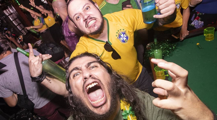 Neymar fetrengéseinél is volt
minek örülniük a riói kocsma vendégeinek / Fotó: Instagram