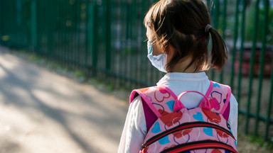 Kolejne szkoły w Polsce zamykane.  Rekordowe liczby podane przez MEN