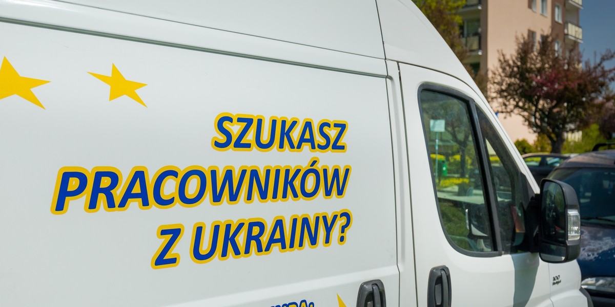 Rząd zapłaci za niewydolny system legalizacji pracy cudzoziemców. Sądy przyznały im już 196 tys. zł rekompensat za przewlekłość w działaniu urzędów. Następne pozwy czekają w kolejce.