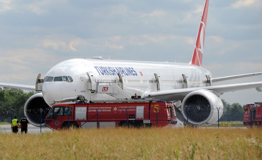Turski putnički avion posle vanrednog sletanja u Varšavi