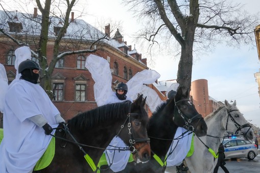 Policjanci przebrani za anioly