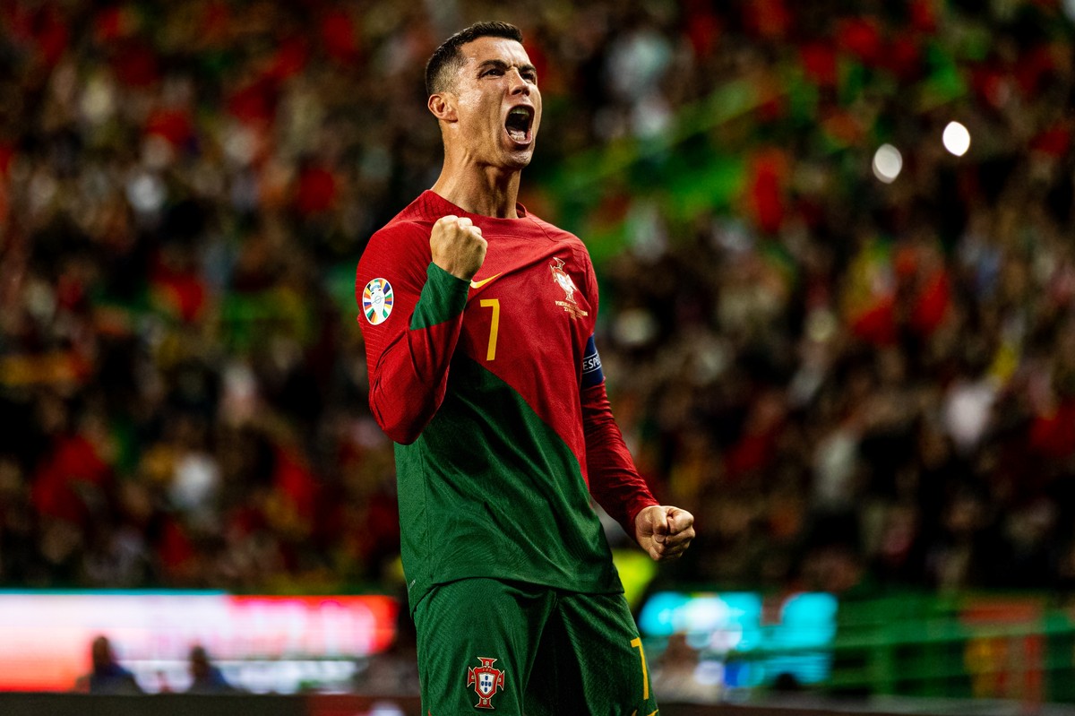 Cristiano Ronaldo zapłacił 500 tysięcy za nowe auto. To turkusowe Ferrari Purosangue
