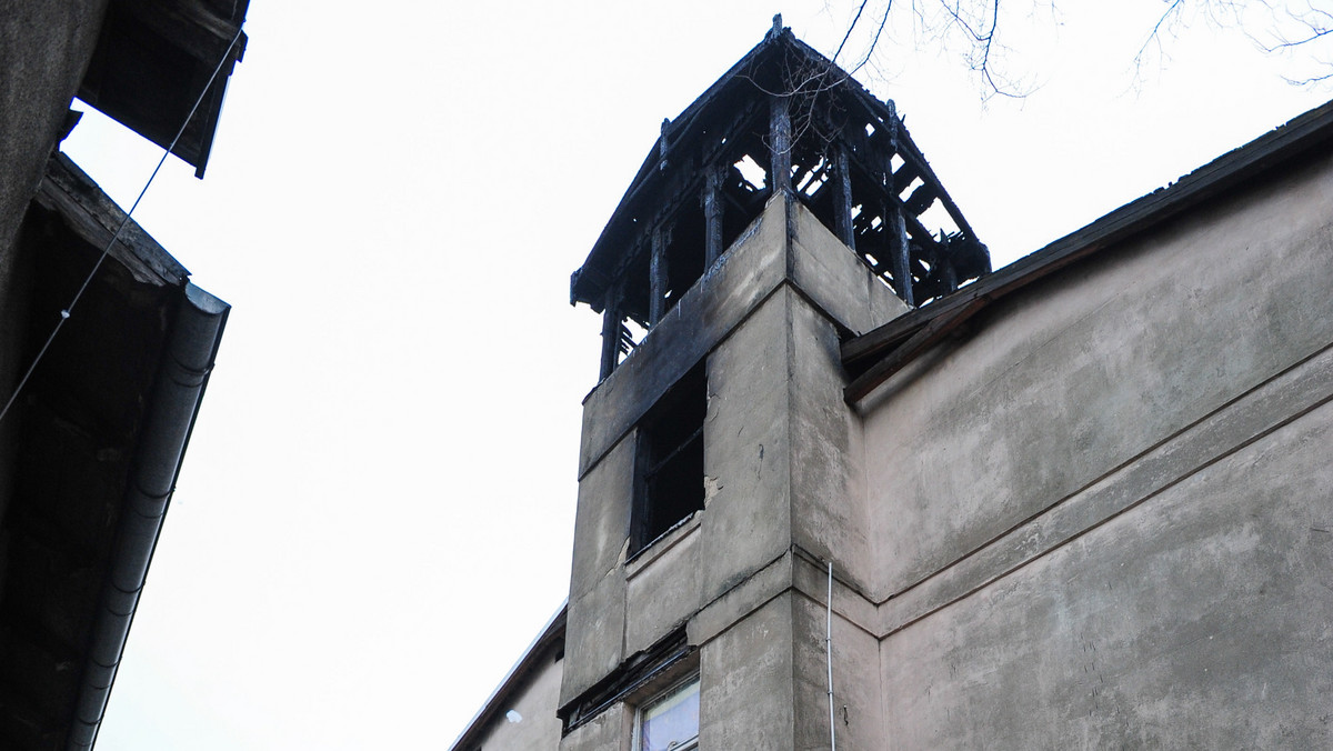 Trzy osoby zginęły i trzy zostały ranne w pożarze kamienicy, do którego doszło w nocy z piątku na sobotę w Toruniu. Z powodu zniszczenia budynku sześć rodzin straciło dach nad głową.