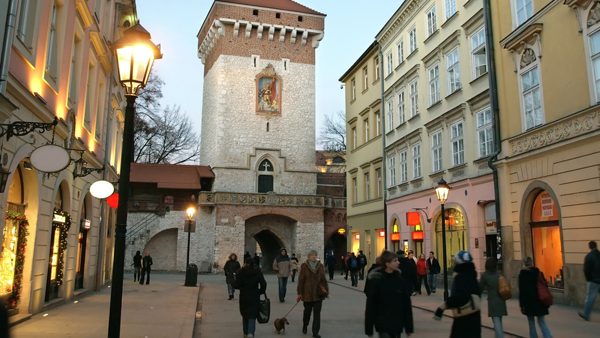 Mieszkania w kamienicach mają swoją specyfikę i swą urodę. Mogą być nieruchomościami bardzo prestiżowymi, pod warunkiem, że kamienica to obiekt zabytkowy i gruntownie wyremontowany. Choć tego typu nieruchomości jest coraz więcej, to ciągle gros kamienic wymaga remontów. Czasem ich stan jest opłakany. Z tego powodu częściej znajdziemy w nich mieszkania tańsze. O czym pamiętać, decydując się na kamienicę?