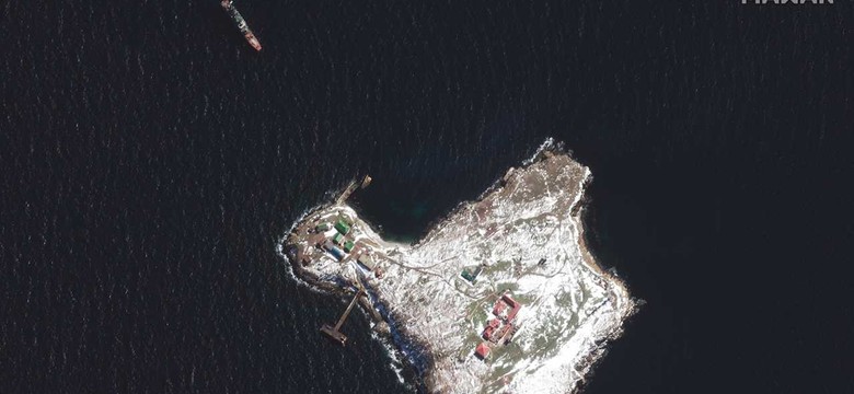 Pojawiły się satelitarne zdjęcia ostrzelanej Wyspy Węży. Widoczne zniszczenia