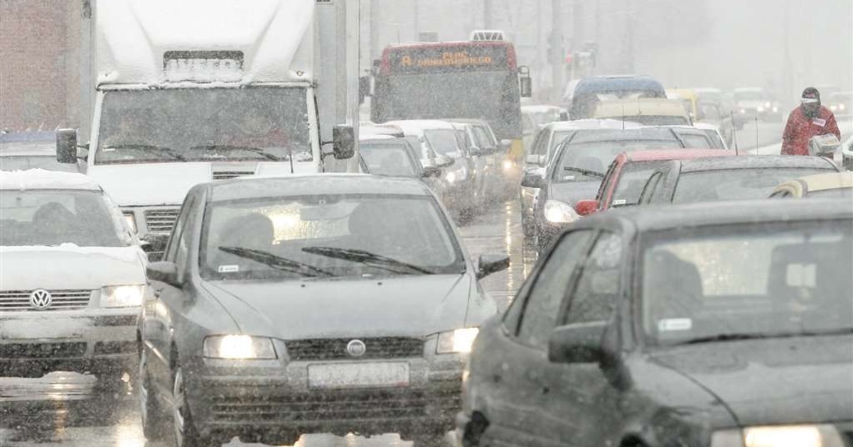 W środę pochmurno, mokro i ponuro. Niebezpieczne warunki na drogach