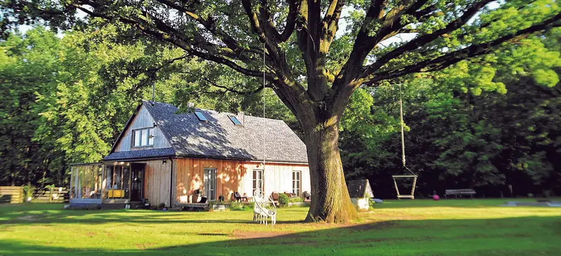 Na Skraju Czasu, drewniana leśniczówka pod dębem