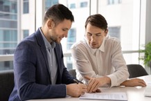 Trzy miesiące na przekształcenie umów zlecenia, o dzieło oraz B2B w umowy o pracę. Potem skargi na nowych zasadach