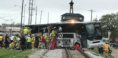 Pociąg staranował autobus. Są zabici