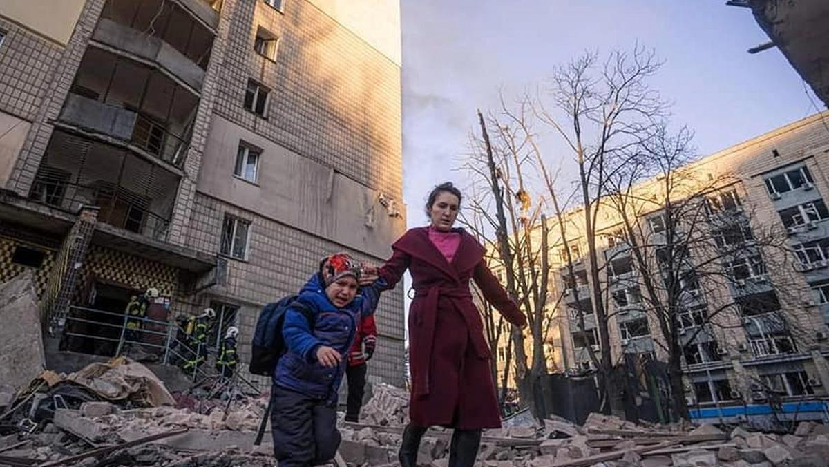 Kijów, Ukraina, 16.03.2022. Akcja ratunkowa po częściowym zawaleniu się w wyniku rosyjskiego ostrzału 12-kondygnacyjnego budynku mieszkalnego w rejonie szewczenkowskim Kijowa.