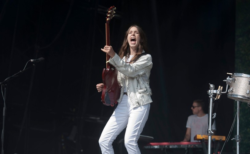 Danielle Haim podczas występu na Glastonbury Festival 2014