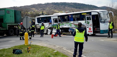 Ciężarówka uderzyła w autobus pod Rzeszowem, są ranni