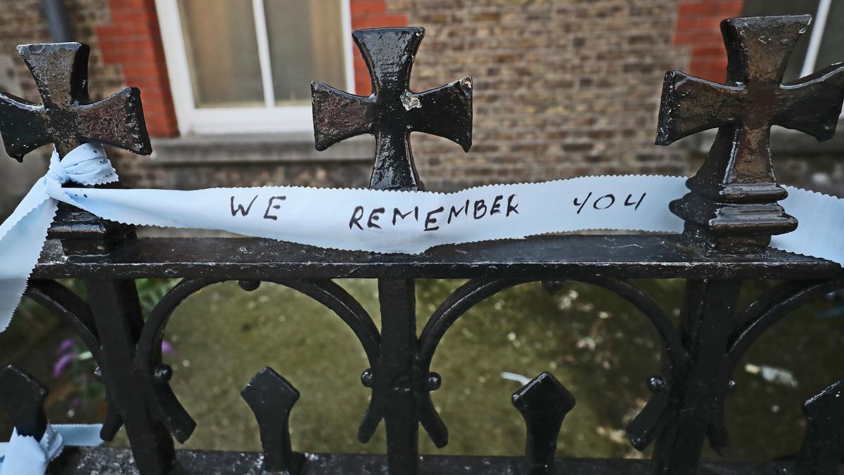 Symbole pamięci o ofiarach na ogrodzeniu dawnej pralni magdalenek w Dublinie