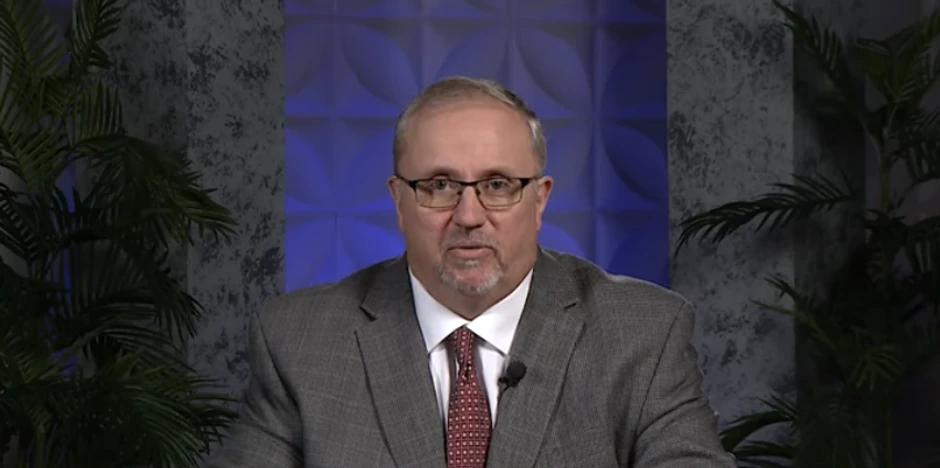 Sveštenik Pol Begli 