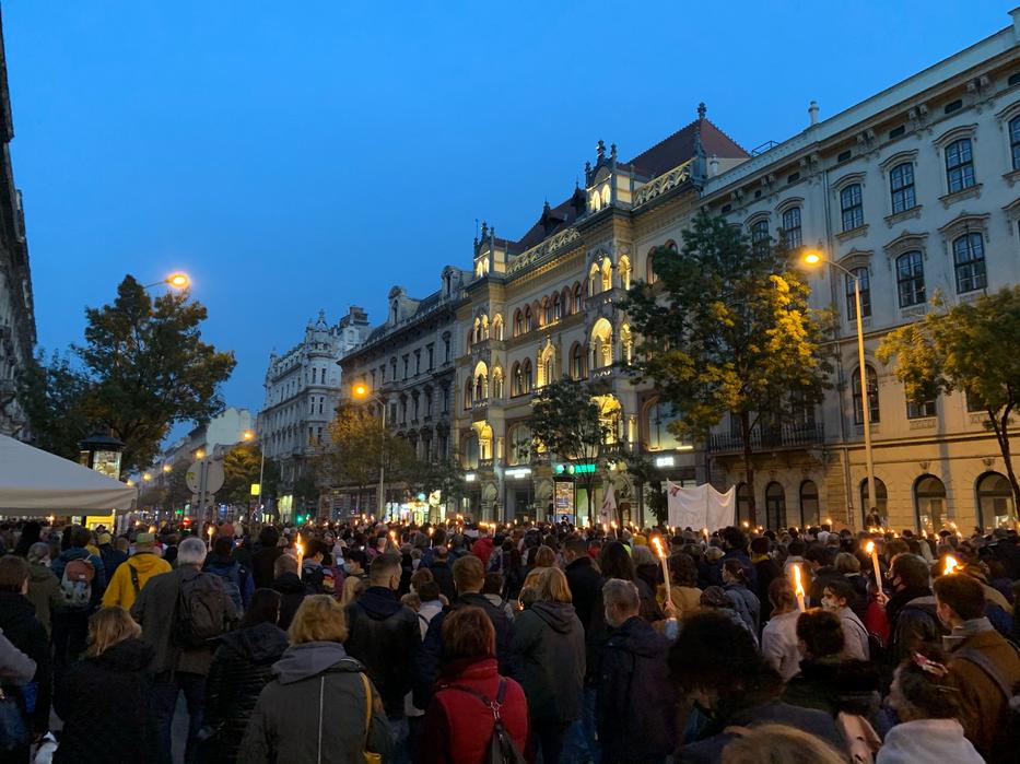 A tömeg eleje hat óra körül érte el az Urániát / Fotó: Balázs Barnabás